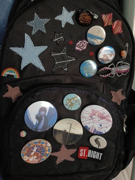 #grunge #maximalist #pins #stars Pin For Backpack, Maximalist Backpack, Aesthetic Backpack Grunge, Decorated Backpack Aesthetic, Decorating Backpack, Backpack Decoration Ideas, Grunge Bags, Pins On Backpack, Diy Backpack Decoration