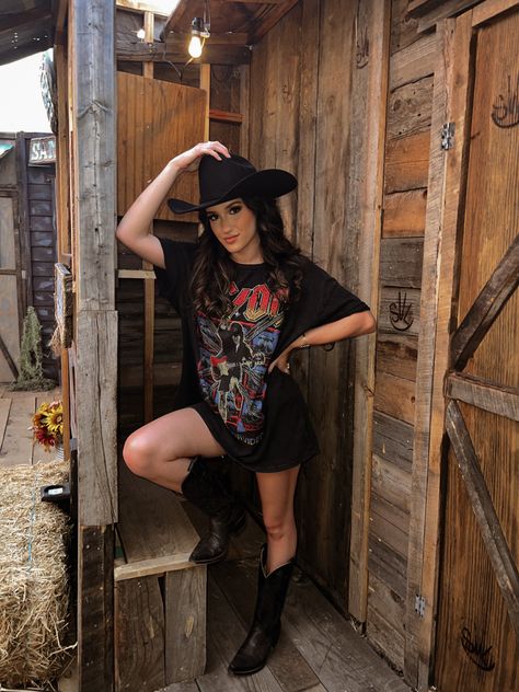 #yallternative #western #westernfashion #countrystyle #country #grungewestern #darkwestern #blackwestern #gothicwestern #countryrock #rockandroll #cowgirlstyle #poseinspo #photoshootinspo #westernphotoshoot #westernpose Edgy Western Aesthetic, Trap Western Outfits, Country Emo Aesthetic, Dark Country Aesthetic Fashion, Western Trap Outfit, Dark Cowgirl Aesthetic Outfit, Gothic Country Aesthetic Outfits, Black Country Outfits Cowgirl, Western Goth Outfit