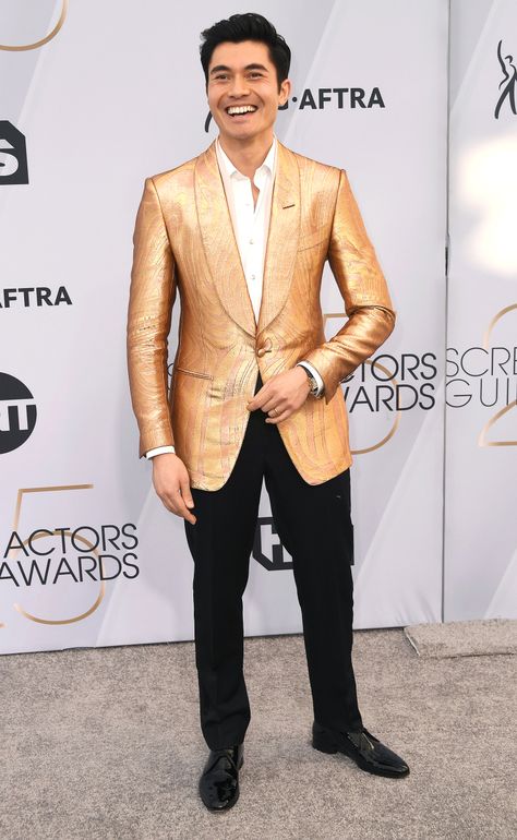 Snaz crazy blazer, white button up, black pants, no tie Henry Golding, Black Tie Optional, Gold Blazer, Wedding Outfit Men, Gold Jacket, Gold Outfit, Sag Awards, Fashion Suits For Men, Beating Heart