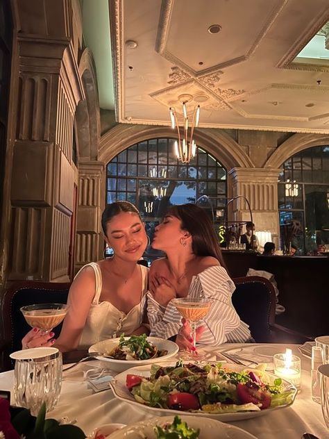 Maxine Liu, Avery Grambs, Spotify Link, Restaurant Pictures, Inheritance Games, Online Group, Friend Poses, Instagram Photo Inspiration, Friendship Goals