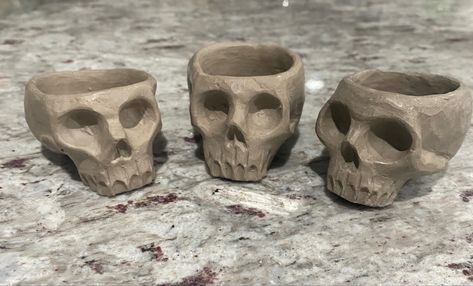 Clay Skull Vase, Skull Ceramic Sculpture, Halloween Ceramic Bowl, Edgy Clay Art, Clay Skull Ashtray, Skull Bowl Ceramics, Creepy Pottery Ideas, Skull Pinch Pot, Skull Out Of Clay