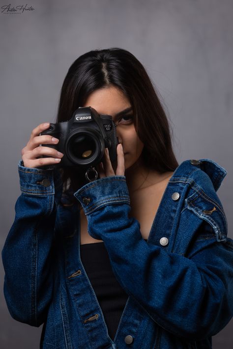 Photo Poses With Camera, Latina Brown Hair, Pose With Camera, Photographer Poses With Camera, Female Model Poses, Beach Pictures Family, Girl With Camera, Los Angeles Temple, Modeling Studio