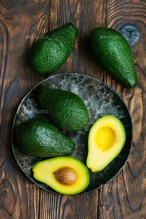 Avocado Substitute, Food Photography Fruit, Vegetable Pictures, Green Avocado, How To Make Guacamole, Avocado Fruit, Fresh Avocado, Fruit Photography, Beautiful Fruits