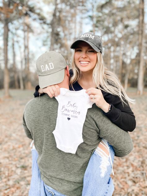 Onesie Gender Reveal Ideas, We’re Expecting Photos, Onsie Announcement Pregnancy, Pregnancy Announcement Ideas Instagram, Baby Accouncement Ideas, Baby Announcement To Daddy To Be, Mom Dad Hats Pregnancy Announcement, Casual Baby Announcement Photo Ideas, Farmer Pregnancy Announcement