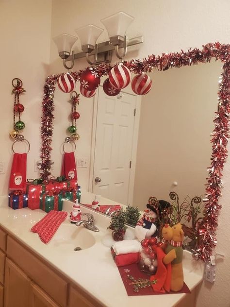 Holiday Decorations Apartment, Christmas Tinsel Ideas, Diy Bathroom Christmas Decor, Bathroom Mirror Christmas Decor, Diy Christmas Bathroom Decor, Decorate Bathroom For Christmas, Budget Friendly Christmas Decor, Christmas Small Living Room, Christmas Curtain Ideas