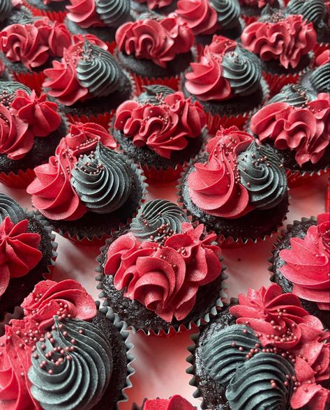 Black And Red Wedding Cupcakes, Red And Black Cupcakes Ideas, Goth Wedding Cupcakes, Black And Red Cupcakes, Red And Black Cupcakes, Decorative Icing, Dark Valentines, Black Frosting, Halloween Wedding Cakes