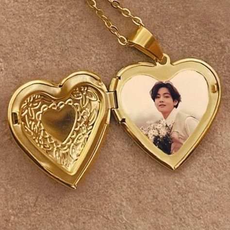 Chain Heart Necklace, Locket Picture Ideas, Taehyung Accessories, Taehyung Jewelry, Heart Locket Aesthetic, Taehyung Necklace, Taehyung Heart, Heart Necklace Locket, Lockets Necklace