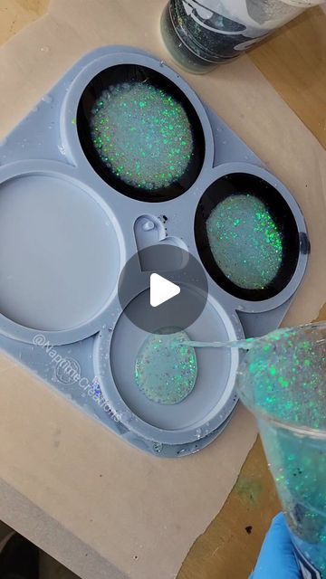 How To Do Epoxy Resin Crafts, Ideas For Resin Coasters, Craft Resin Projects, Unique Uv Resin Ideas, Uv Resin Ornaments, Ideas For Resin Art, Resin Color Ideas, Northern Lights Resin Art, Glow In The Dark Resin Ideas