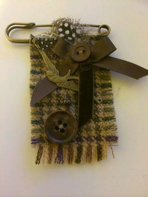 Kilt Pin Fabric Brooches, Kilt Pin Brooches Ideas, Tweed Brooch, Kilt Pin Jewelry, Fabric Brooches, Kilt Pin Brooches, Kilt Pins, Fiber Art Jewelry, Fabric Brooch