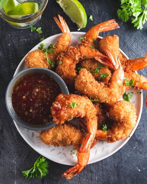 These Coconut Prawns are delectable. With a crisp outside coating and a juicy inside, these prawns are perfection. Prawn Tempura Photography, Prawn Starters Christmas, Crispy Coconut Shrimp, Prawn Starters Appetizers, Seafood Food Photography, Crispy Prawns Recipe, Prawn Ideas, Shrimp Food Ideas, Prawn Starter Recipes