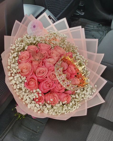 Pink is her favorite color 💗 . . . Follow Me for more Dm me to place an order! . . #yonkers #nyc #roses #fyp #parati #florista #organic #shoplocal #floristry #ramobuchon #bouquet #luxury #flowerstagram Pink Ramos, Birthday Bouquet Flowers, Big Flower Bouquet, Bouquet Luxury, Luxury Flower Arrangement, Roses Bouquet Gift, Big Bouquet, Luxury Roses, Eternal Flowers