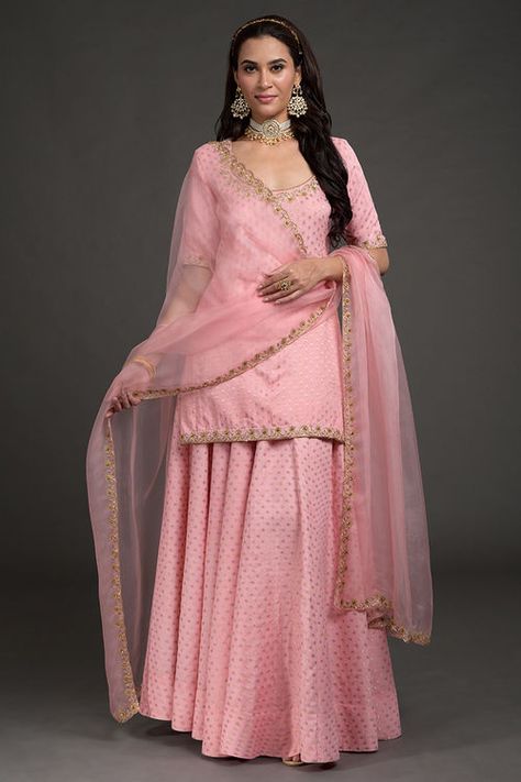 Strawberry Pink Benarasi zardozi embroidered lehenga set Pink Banarasi Lehenga, Kurta And Lehenga, Lehenga Banarasi, Designer Dress For Men, Velvet Saree, Kurta Lehenga, Capsule Wardrobe Women, Bridesmaid Lehenga, Lace Saree