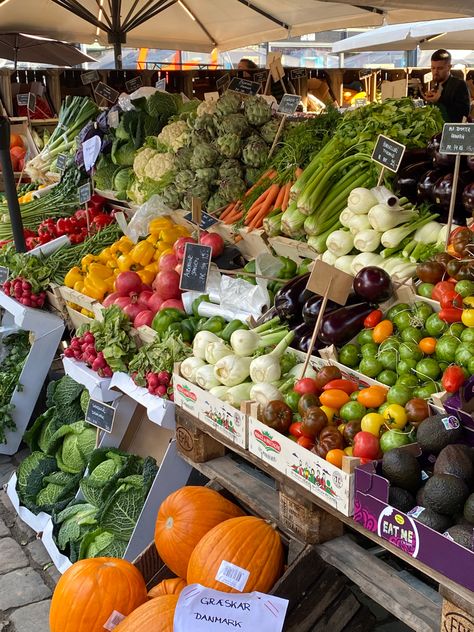 Vegetable Market Aesthetic, Fruit Farmers Market Aesthetic, Black Farmers Market, Food Markets Aesthetic, Farmers Market Vision Board, Fresh Food Market Aesthetic, Fresh Fruit Market, Fresh Fruit And Vegetables Aesthetic, Colorful Fruits And Vegetables