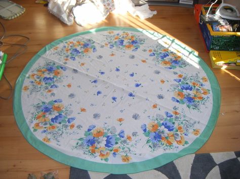 How To Make A Full Circle Skirt From A Tablecloth! By Minnie Burton Diy Table Cloth, Tablecloth Skirt, Tablecloth Diy, Tablecloth Ideas, Diy Circle Skirt, Upcycle Inspiration, Circle Skirt Tutorial, Diy Tablecloth, How To Make Skirt