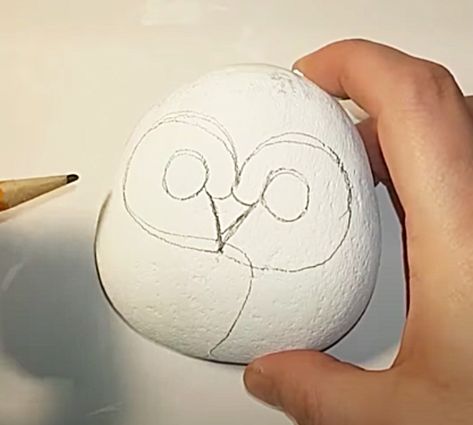 How To Paint Owl Rocks https://diyjoy.com/how-to-paint-owl-rocks/ Paint Owl, Paint Stone, Owl Rocks, Rock Painting Tutorial, Painted Rock Animals, Stone Art Painting, Painted Rocks Kids, Painted Rocks Craft, Painted Rocks Diy