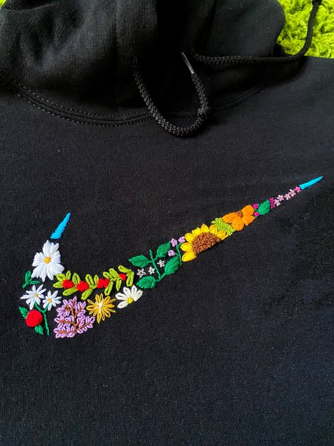 Flower Embroidery Clothes, Hoodie Hand Embroidery, Hand Embroidery On Hoodie, Black T Shirt Embroidery, Embroidery Patterns On Clothes, Embroidery Hoodie Designs, Nike Sewing, Black Hoodie Embroidery, Embroidery Designs Hoodie