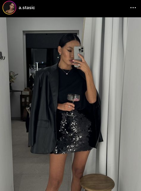 New Year Dinner Outfit, Dress To Impress New Year’s Eve Outfit Ideas, Party Outfit New Years Eve, December Party Outfit, Paris New Years Eve Outfit, Black Hen Do Outfit, Party Season Outfit, Sylwester Outfit New Years, Ootd Nouvel An