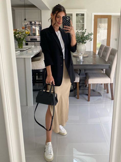 Office Job Outfits With Sneakers, Smart Casual Women Sneakers, Office Look Sneakers, Sneakers Classy Outfit, Elegant Outfit Sneakers, Business Tennis Shoes Outfit, Professional Outfit With Tennis Shoes, Office Looks With Sneakers, Outfit Ideas With White Shoes