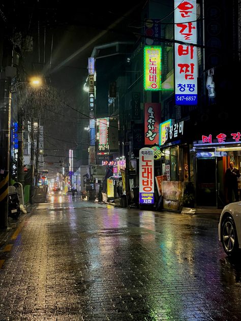 #rainy #seoul #aesthetic #city #night Korea Aesthetic Widget, Seoul Rain Aesthetic, Korea City Aesthetic Night, Night In Korea Aesthetic, Rainy Day In Korea, Rainy Seoul Aesthetic, Seoul Aesthetic Dark, Seoul Club Aesthetic, Seoul At Night Aesthetic