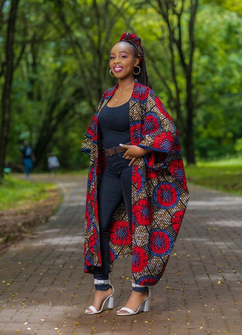 Style Outfit Trends: how to style Kimonos with jeans Kimono Fashion Ankara, African Print Kimono Ankara Styles, African Kimonos, Ankara Kimonos, Ankara Coats For Ladies, Kimono Ankara Styles, Kitenge Jackets, Kimono Outfit African Print, Kimono Jacket Outfit