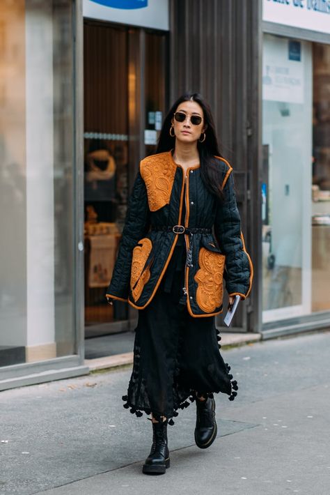 Day 8 | Street Style at Paris Fashion Week Fall 2018 | POPSUGAR Fashion Photo 1 Street Style Paris Fashion Week, Fall Fashion Coats, Paris Fashion Week Street Style, Popsugar Fashion, Street Style Trends, Street Style Paris, Paris Street Style, Paris Street, Cool Street Fashion