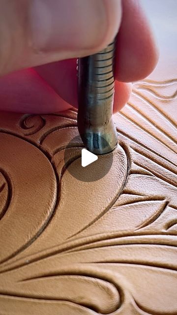 Clair Kehrberg Leatherworks on Instagram: "I love tooling leather 😏  #clairkehrbergmaker #maker #handmade #howitsmade #tooledleather #leather #leatherwork #handmadeleather #handmadeleathergoods #hermanoakleather #westernart #westernartist #wipart #satisfying #oddlysatisfying #wow #mindblown #workworkwork #workinghands #workingwomen #cowgirlstyle #levelup #lovemyjob #lovemylife #art #myart #etsyartist #women #useyourgifts" Tandy Leather Tools, Tooled Leather Stencil, Working With Leather Diy, Leather Workshop Ideas Design, Leather Tooling Tutorial, Leather Carving Ideas, How To Stamp Leather Diy, Beginner Leather Tooling, Tooling Leather For Beginners