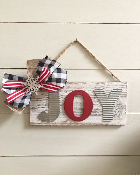 Joy Signs Diy, Cute Christmas Signs Diy, Joy Crafts Christmas, Joy Wooden Signs Christmas Crafts, Christmas Wood Crafts Diy Wooden Signs, Christmas Joy Decorations, Pallet Design Ideas, Christmas Joy Sign, Joy Christmas Sign