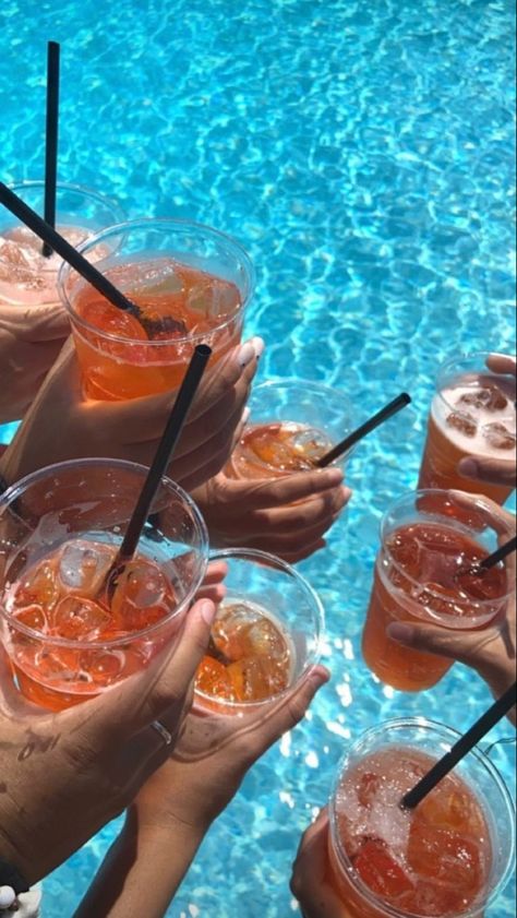 Pool Fake Story, Pool Party Photography, Pool Party Aesthetic, Account Aesthetic, Pool Drinks, Fun Summer Drinks, Pool Poses, Party Swimming Pool, Day With Friends