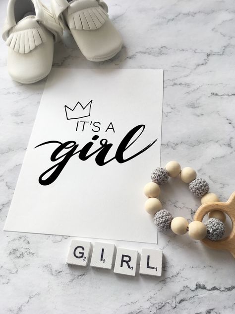 I made free printables for you - "It's A Girl" and "It's A Boy" Signs. Such a cute way to announce you are having a girl! This "It's A Girl" printable is perfect for a Baby Shower, Gender Reveal party, or gender announcement! #its_a_girl #welcome_baby_girl It's A Baby Girl Announcement, It’s A Girl Announcement, Welcome To Baby Girl, Its Baby Girl, Gender Announcement Pictures, Baby Announcement Message, Baby Gender Announcements, It Is A Girl, Vom Avea Un Copil