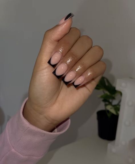 Black French Tip Black Women, Short Acrylic Nails Black French Tip, Small Black French Tip Nails, Black French Tip Ideas, Nails For Black People, Black French Tip Square Nails, Short Classy Nail Designs, Short Black Tip Nails, French Manicure Pink Tips