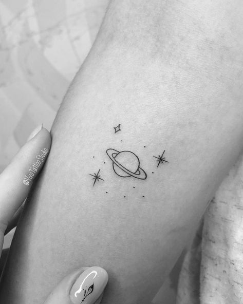 Planet Tattoo, Saturn Tattoo, Tato Henna, Planet Tattoos, Small Pretty Tattoos, Petite Tattoos, Парные Тату, Small Tattoos Simple, Cute Tiny Tattoos