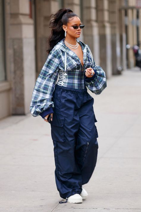 Rihanna Dressed in the Baggiest Corseted Outfit Imaginable Rihanna Casual, Rihanna Fashion, Winter Board, Rihanna Street Style, Looks Rihanna, Trajes Kylie Jenner, Rihanna Outfits, Rihanna Looks, Style Bundle