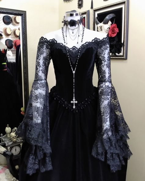 The Nightmare Before Christmas Halloween, Vamp Goth, Gothic Gowns, Goth Prom, Vampire Dress, Nightmare Before Christmas Halloween, Halloween And Christmas, Prom Dress Inspiration, Goth Dress