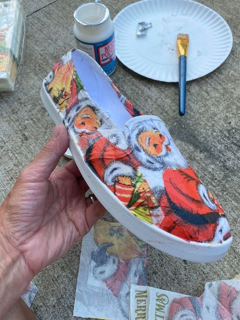 Modge Podge Canvas Shoes, Decoupage On Canvas Diy, Modge Podge Wrapping Paper, Mod Podge Fabric On Canvas, Fabric And Mod Podge Projects, Modge Podge On Fabric, Decoupage Placemats Diy, Decoupage Shoes Diy, Mod Podge Plates With Fabric