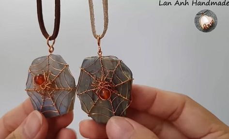 One of my most favorite wire jewelry instructors has to be Lan Anh Handmade  . Lan Anh is Vietnamese who had to stop selling wire jewelry... Wire Work Jewelry Tutorials Free, Halloween Jewelry Diy, Diy Jewelry To Sell, Wire Jewelery, Wire Wrapped Jewelry Diy, Wire Wrapped Jewelry Tutorials, Copper Wire Jewelry, Easy Jewelry, Wire Jewelry Designs