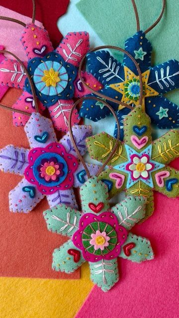 Felt And Bead Ornaments, Retro Felt Christmas Ornaments, Embroidered Felt Christmas Ornaments Diy, Felt Ornaments Patterns Templates, Felt Ornaments Diy, Ornament Making, Flowers And Hearts, Ornament Party, Felt Ornaments Patterns