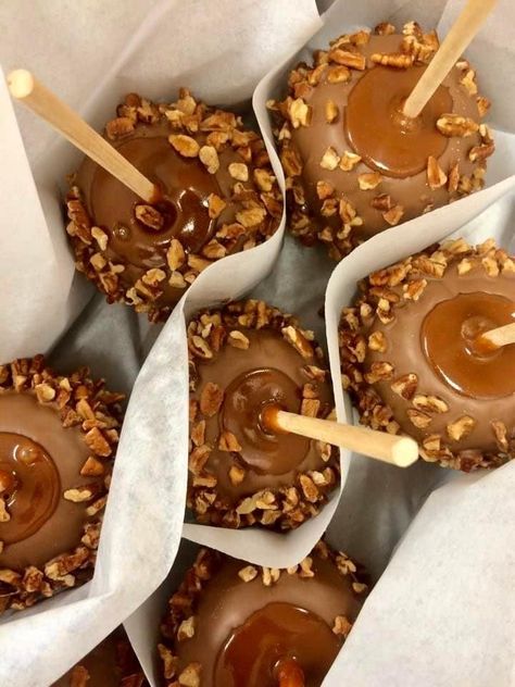 Caramel Candy Aesthetic, Caramel Aesthetic Vintage, Caramel Apples Packaging, Carmel Apples Aesthetic, Thanksgiving Caramel Apples, Caramel Apple Aesthetic, Candy Apples Aesthetic, Caramel Apples Aesthetic, Halloween Candy Aesthetic