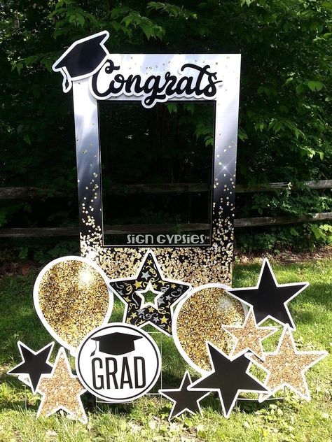 Go Green Decoration Ideas, Graduation Selfie Booth Ideas, Selfie Point Ideas For School Farewell, Graduation Stage Background, Backdrop Ideas Graduation, Graduation Stage Decorations Schools, Graduation Backdrop Ideas Diy, Farewell Party Ideas Decoration, Graduation Decoration Ideas Backdrops