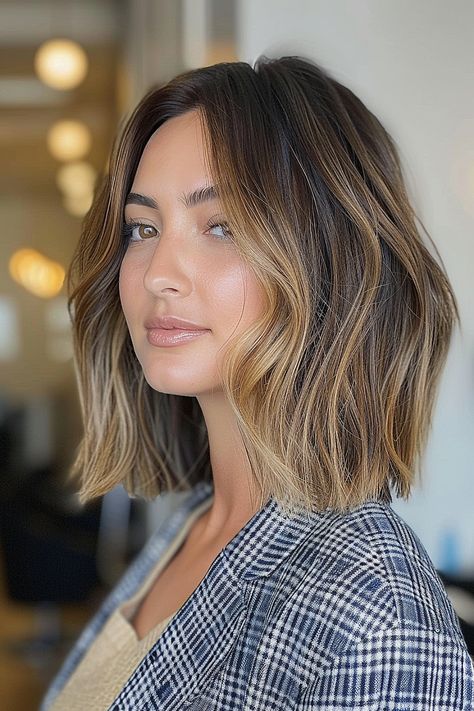 Flattering Haircuts for Women with Fine Hair Flattering Bob Hairstyles, Women Thick Hair Haircut, Mom Cut Fine Hair, Shoulder Length Hair Highlights, Shoulder Length Summer Hair, Bob With Texture, Collarbone Haircut, Fun Hairdos, Collar Bone Hair