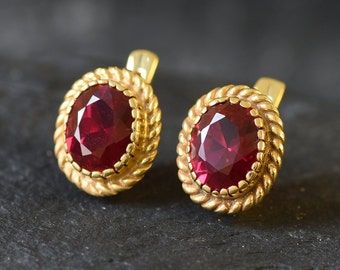 Gold Ruby Earrings, Vintage Earrings Gold, Diamond Earrings Indian, Ruby Necklace Designs, Coral Jewelry Set, Ruby Earrings Studs, Flawless Diamond, Pearl Necklace Designs, Beaded Necklace Designs