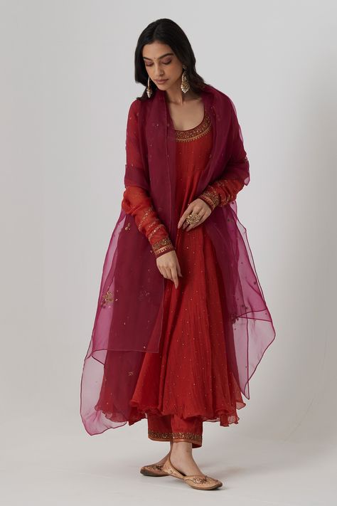 Shop for these amazing collections of Red Anarkali Mukaish Chanderi Embroidery Aari U Neck Mitali Set For Women by Rhua India online at Aza Fashions. Embroidery Zardozi, Red Anarkali, Anarkali Dress Pattern, Kurta Set For Women, Simple Kurta Designs, Traditional Indian Dress, Casual Indian Fashion, Desi Fashion Casual, Indian Dresses Traditional