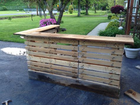 Bar made from upcycled pallets and 200 year old barn wood. Bar Out Of Pallets, Palet Bar, Bar Pallet, Bar En Palette, Bar En Plein Air, Pallet Bar Diy, Diy Outdoor Bar, Outside Bars, Bar Plans