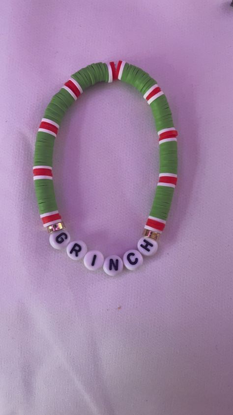 Cute Bracelet Ideas Aesthetic, Preppy Xmas Bracelets, Christmas Braclets Ideas Clay Beads, Handmade Christmas Bracelets, Soft Clay Beads Bracelet Ideas, Xmas Bracelets Clay Beads, Grinch Clay Bead Bracelet, Clay Beads Christmas Ideas, Xmas Clay Bead Bracelet