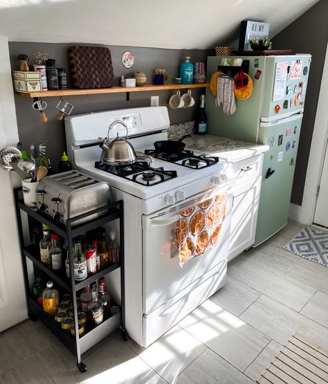 Tiny Studio Apartment Kitchen, Student Kitchen Ideas Small Spaces, Studio Flat Kitchen, Maximalist Small Kitchen, Studio Apartment Kitchenette, No Kitchen Apartment Ideas, Small Dorm Kitchen, Small Maximalist Apartment, Maximalist Small Apartment