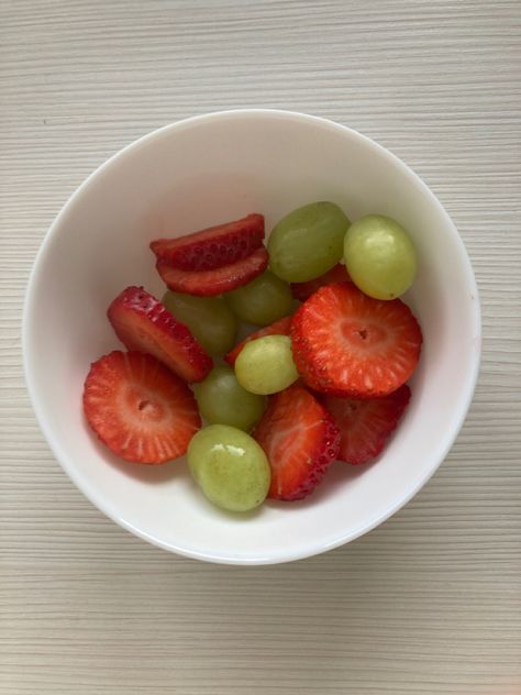 Strawberries, grapes, meal, snack, ed Food Calories List, Healthy Lunch Snacks, Healthy Food Inspiration, Low Cal Recipes, Healthy Food Dishes, Healthy Food Motivation, Small Meals, Food Inspo, Food Obsession