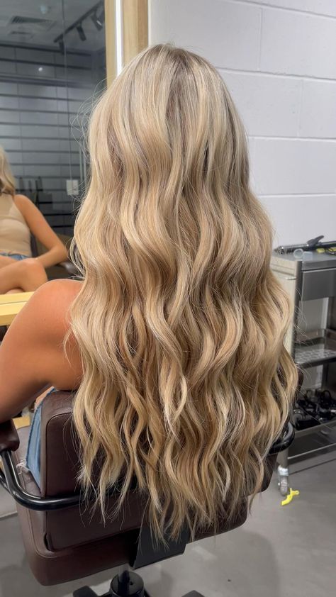 Blonde Root Touch Up Highlights, Light Cold Blonde Hair, Volume Wavy Hair, Basic Curls, Light Ashy Blonde Hair, Wedding Guest Hair Styles, Different Types Of Blonde, Warm Tone Blonde, Bright Blonde Highlights