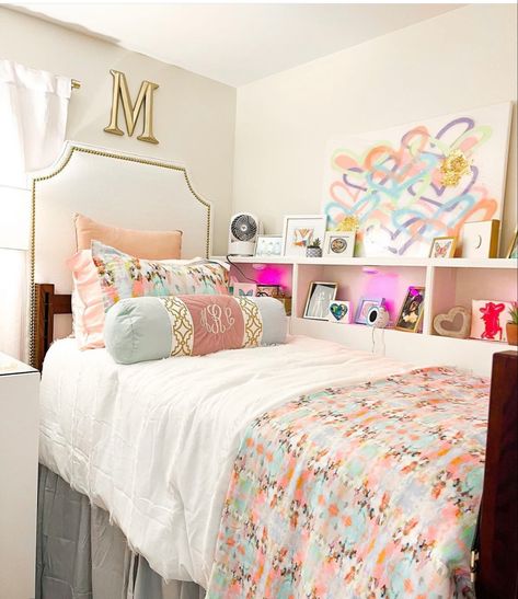 Cute Dorm Rooms Preppy, Dorm Ideas Preppy, Ecu Dorm Room Ideas, Laura Park Dorm Room, Sorority Room Decor, Auburn Dorm Room, Pink College Dorm Room Ideas, Dorm Room Ideas Preppy, Sorority Room Ideas