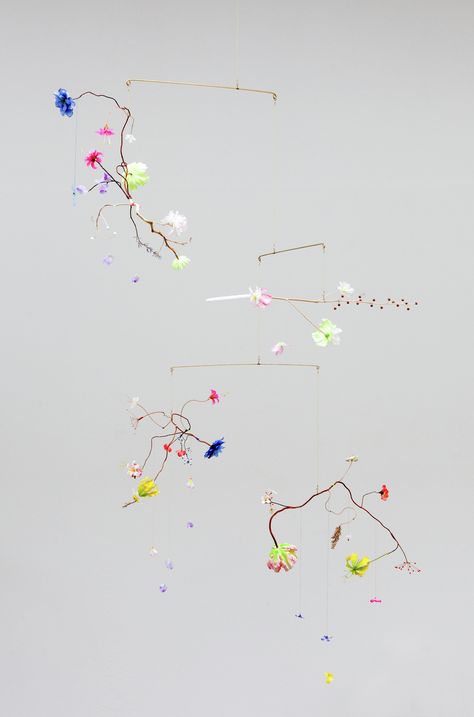 Flower Installation Hanging, Arty Aesthetic, Garden Mobile, Dried Flower Mobile Nursery, Flower Instalation Art, Suspended Floral Installation, Minimal Hanging Floral Installation, Floral Mobile, Floating Garden