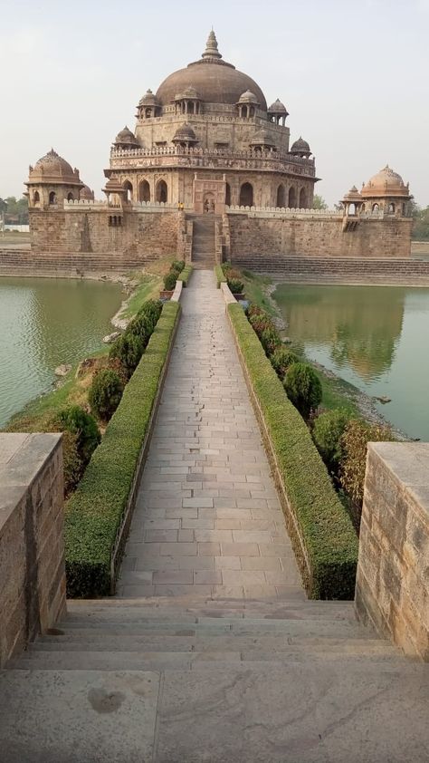 Grave Photography, India Places, Bday Outfits, Photo Place, Cemeteries Photography, South Asian Aesthetic, Gate Way, Royal Indian, Photography History