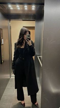 Black Outfits Business, Black Business Outfit Aesthetic, Black Coats For Women Classy, Black Outfits Old Money, Dark Feminine Elegant Outfits, Dark Feminine Business Casual, Stilleto Outfits, Black Luxury Outfits Classy, Dark Fem Fashion